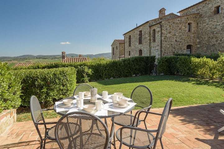 Gestione alberghiera, hospitality performance e servizi operativi.